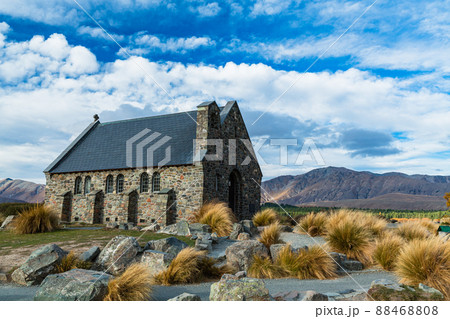ニュージーランド　カンタベリー地方のテカポ湖の湖畔に建つ善き羊飼いの教会 88468808
