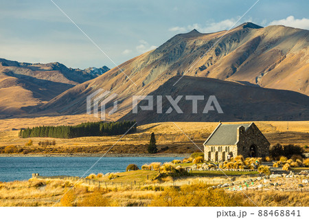 ニュージーランド カンタベリー地方のテカポ湖の湖畔の風景と善き羊飼いの教会 ニュージーランド カンタベリー地方のテカポ湖の湖畔の風景と善き羊飼いの教会 88468841