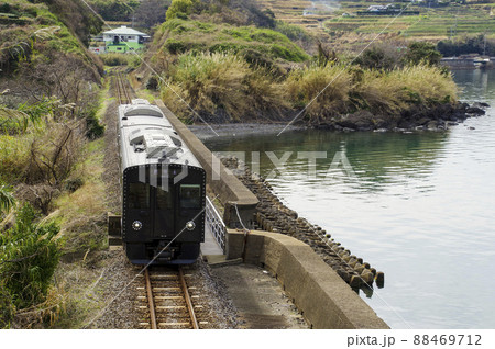 波静かな海岸線を走る列車 88469712