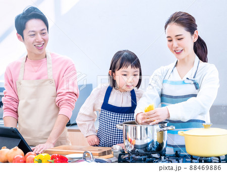 家族で一緒に料理 家族で一緒に料理 88469886