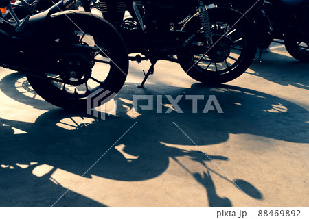バイクツーリング 並べて駐車されたバイク　a-3 シルエットと伸びる影 暖色寒色強調 88469892