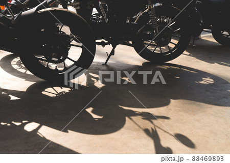 バイクツーリング 並べて駐車されたバイク a-4 シルエットと伸びる影 マット感 バイクツーリング 並べて駐車されたバイク a-4 シルエットと伸びる影 マット感 88469893