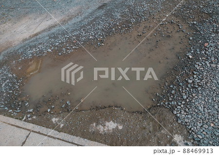 砂利道の水たまり 88469913