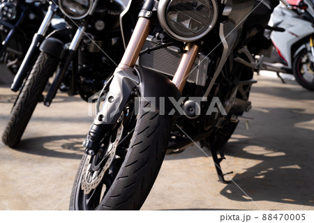 バイクツーリング 並べて駐車されたバイク　b-1 前方のアングル 88470005