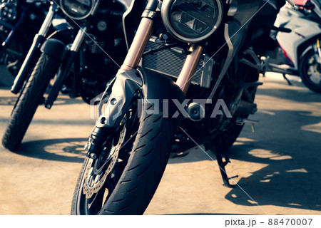 バイクツーリング 並べて駐車されたバイク b-3 前方のアングル 暖色寒色強調 バイクツーリング 並べて駐車されたバイク b-3 前方のアングル 暖色寒色強調 88470007