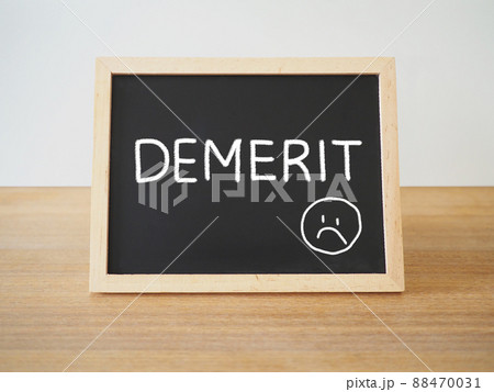 デメリット（Demerit）とチョークで書かれた黒板 88470031