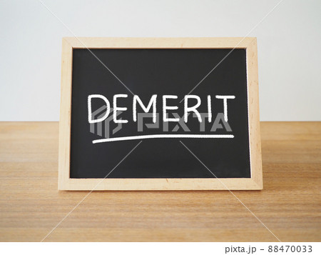デメリット（Demerit）とチョークで書かれた黒板 88470033