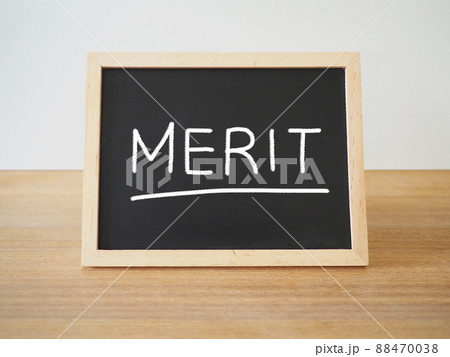 メリット（merit）とチョークで書かれた黒板 88470038