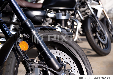 バイクツーリング 並べて駐車されたバイク d-1 陽射しに煌めく前輪周辺 バイクツーリング 並べて駐車されたバイク d-1 陽射しに煌めく前輪周辺 88470234