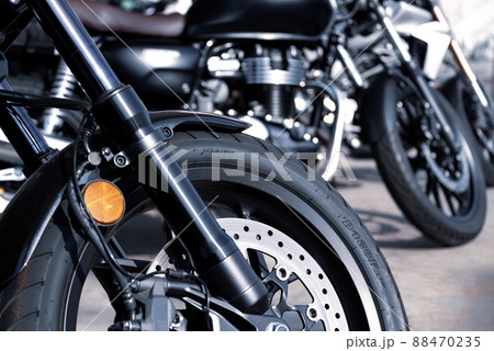 バイクツーリング 並べて駐車されたバイク d-2 陽射しに煌めく前輪周辺 クールライトカラー バイクツーリング 並べて駐車されたバイク d-2 陽射しに煌めく前輪周辺 クールライトカラー 88470235