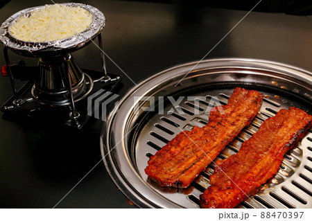 韓国焼肉のサムギョプサルのチーズフォンデュ 韓国焼肉のサムギョプサルのチーズフォンデュ 88470397