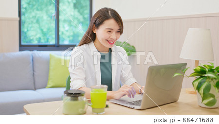 woman using laptop at home 88471688
