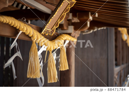 神聖な森の神社に張られた神秘的なしめ縄の結界(アニメ風背景素材・デザイン素材) 神聖な森の神社に張られた神秘的なしめ縄の結界(アニメ風背景素材・デザイン素材) 88471784