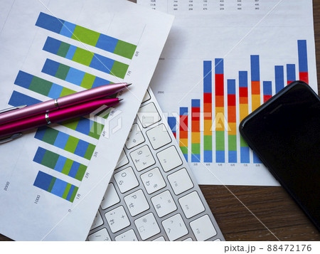 グラフ、パソコン、スマホのビジネスイメージ (女性) 88472176