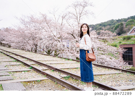 桜と若い女性 88472289