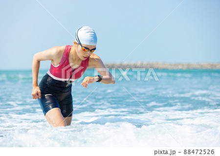 woman training triathlon at beach 88472526