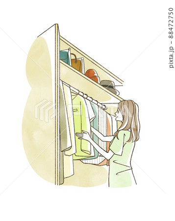 クローゼットから服を選んでいる女性 88472750