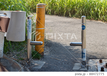 入口に設置された自転車ゲート・ポール 88472775