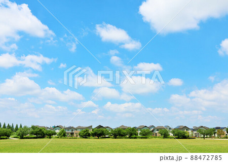 爽やかな青空と街の公園風景 88472785