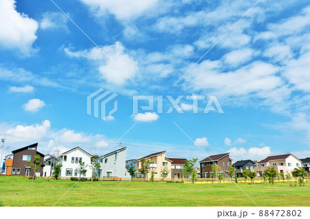 爽やかな青空と街の住宅風景 爽やかな青空と街の住宅風景 88472802