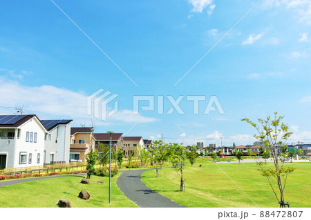 爽やかな青空と街の住宅風景 88472807