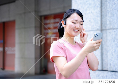 骨伝導イヤホンで音楽を楽しむスポーツウェアの女性 骨伝導イヤホンで音楽を楽しむスポーツウェアの女性 88472856