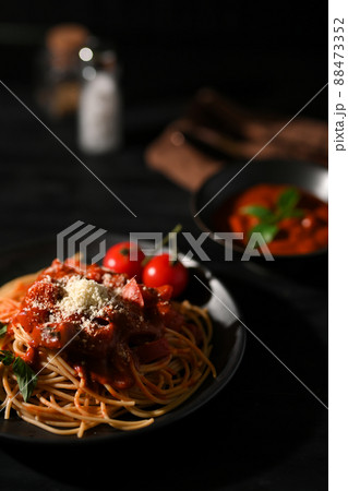 Homemade traditional Italian spaghetti with tomato sauce 88473352
