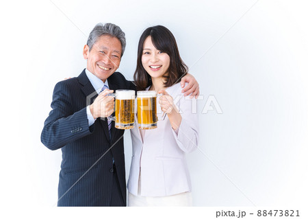 上司と乾杯をする女性社員 88473821