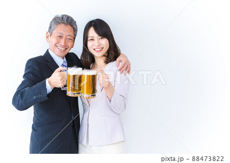 上司と乾杯をする女性社員 88473822