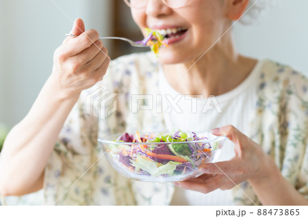 サラダを食べるシニアの女性 88473865