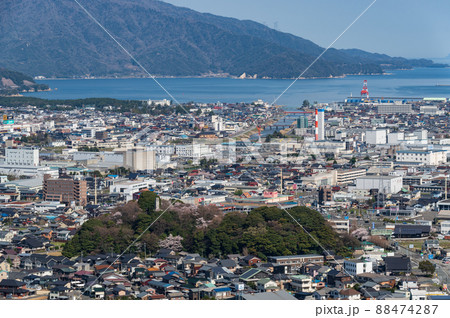 福井県敦賀市の街並み 衣掛山からの眺望 福井県敦賀市の街並み 衣掛山からの眺望 88474287