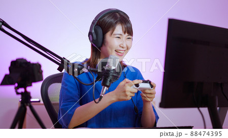 ゲーム実況の動画配信をする女性動画配信者 88474395