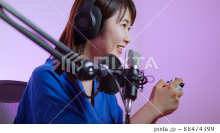 ゲーム実況の動画配信をする女性動画配信者 88474399