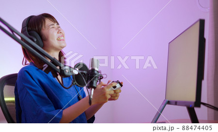 ゲーム実況の動画配信をする女性動画配信者 ゲーム実況の動画配信をする女性動画配信者 88474405