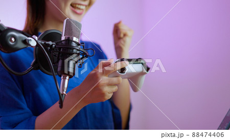 ゲーム実況の動画配信をする女性動画配信者 88474406