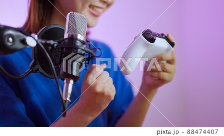 ゲーム実況の動画配信をする女性動画配信者 ゲーム実況の動画配信をする女性動画配信者 88474407