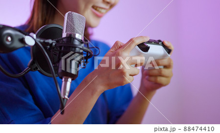 ゲーム実況の動画配信をする女性動画配信者 88474410