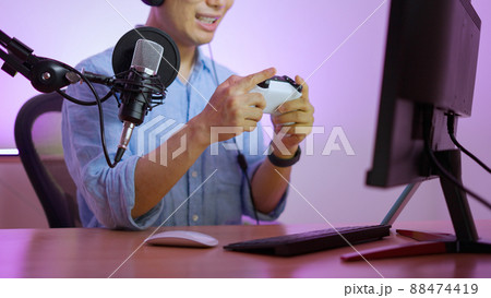 ゲーム実況の動画配信をする男性動画配信者の写真素材
