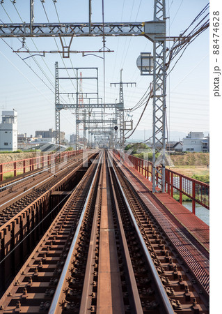 約100年前に作られた鉄橋の上にまっすぐに続く2本の鉄道線路 約100年前に作られた鉄橋の上にまっすぐに続く2本の鉄道線路 88474628