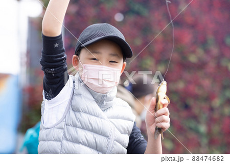 釣りを楽しむ女の子 釣りを楽しむ女の子 88474682