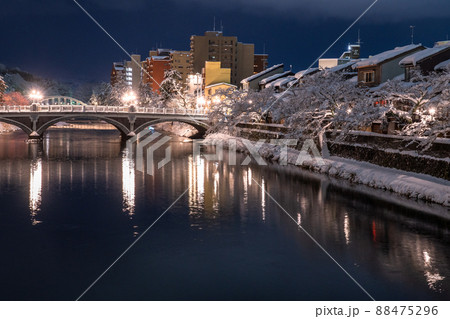 《石川県》雪化粧の主計町茶屋街・雪の金沢市 88475296