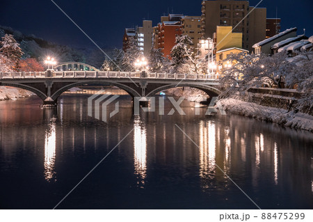 《石川県》雪化粧の主計町茶屋街・雪の金沢市 88475299