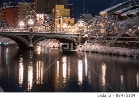 《石川県》雪化粧の主計町茶屋街・雪の金沢市 88475304