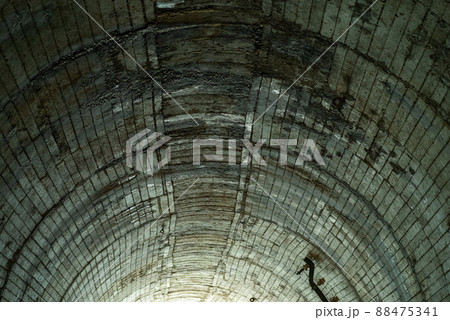 古いトンネル 88475341