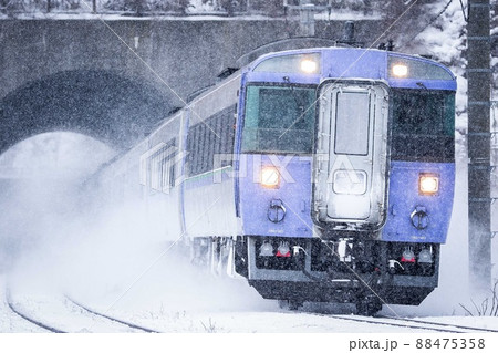 雪を飛ばして走るキハ183系北斗号 雪を飛ばして走るキハ183系北斗号 88475358