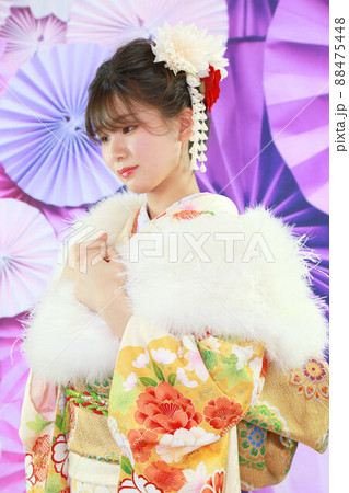 アイボリーの正絹生地にオレンジ系柄が美しい振袖、成人振袖撮影・背景スクリーンスタジオ撮影 アイボリーの正絹生地にオレンジ系柄が美しい振袖、成人振袖撮影・背景スクリーンスタジオ撮影 88475448