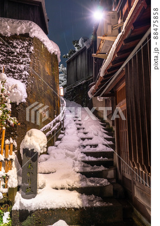 《石川県》雪化粧の主計町茶屋街・雪の金沢市 88475858
