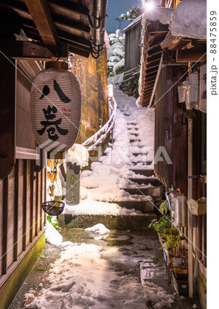 《石川県》雪化粧の主計町茶屋街・雪の金沢市 88475859