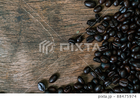 Roasted coffee bean flat lay on wood background 88475974