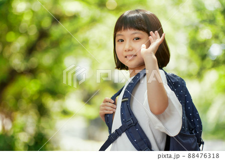 リュックサックを背負った女の子 88476318